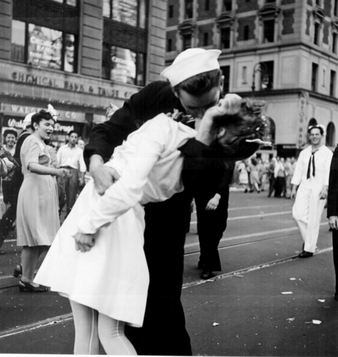 1945년 8월 14일, 뉴욕 타임스퀘어 가에서 열린 대일본 전승기념일 행사 - V-J Day in Times Square, a photograph by Alfred Eisenstaedt, was published in Life in 1945 제공
